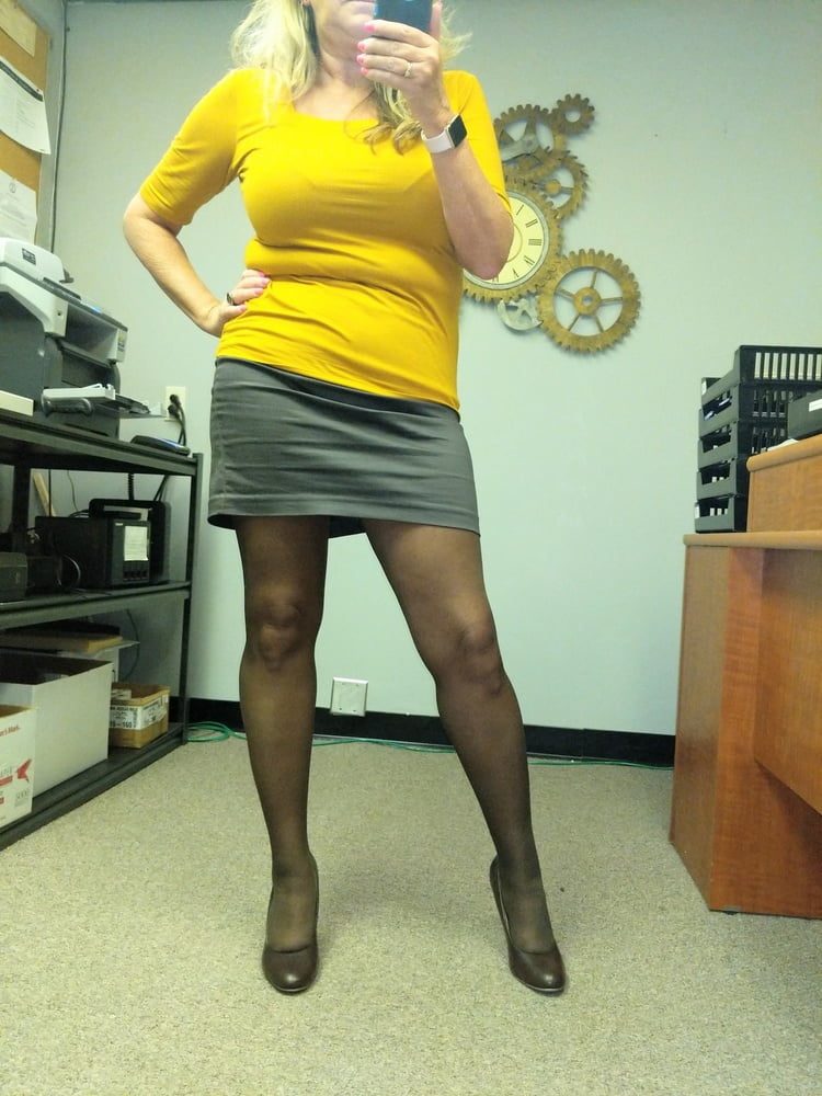 Antonia, femeie măritată de 32 ani. Gemetele ei devenira mici tipete intretaiate. Innebunita ca se afla linga o femeie care copuleaza