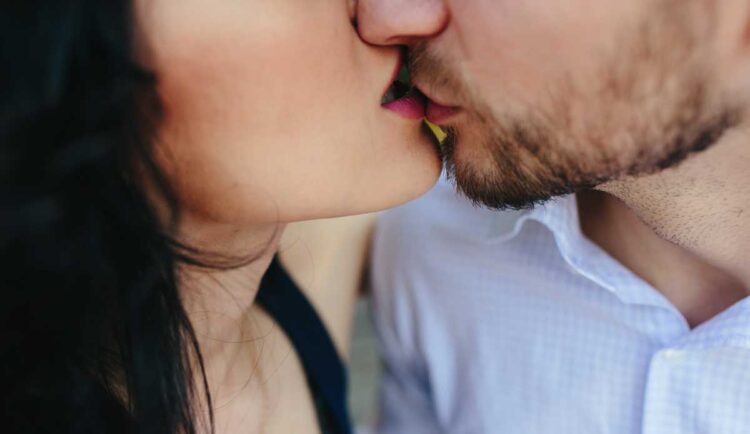 Mircea a inceput sa ma pupe pe gat , sani , imi masa tatele , intre picioare incepea sa ma manance